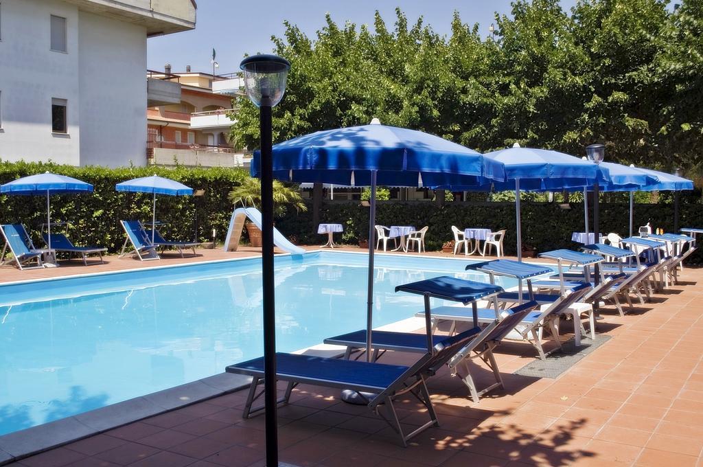 Hotel Leuco' Мартінсікуро Екстер'єр фото